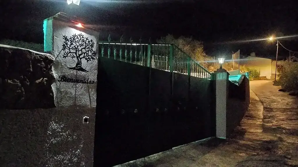 puertaentrada-nocturna-casacueva